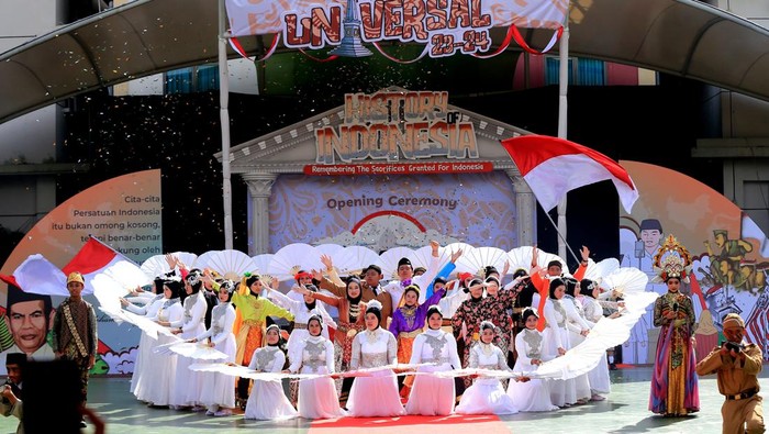 Sejumlah pelajar SMP Islam Al-Azhar BSD menampilkan Flashmob Universal 23-24 dengan tema History of Indonesia di Lapangan utama SMP Islam Al-Azhar BSD, di Tangerang Selatan, Banten, Rabu (24/01/2024).