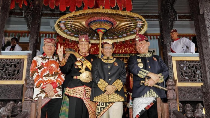 Cawapres nomor urut 3 Mahfud Md dianugerahi gelar adat Batin Perkasa Saibani Niti Hukum oleh Kerajaan Kepaksian Pernong Lampung. Prosesi pengenugerahan itu dilakukan saat Mahfud berkampanye di Lampung.