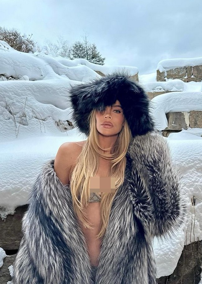 It’s giving mob wife vibes…. Faux mob wife of course,” keterangan foto Khloe. Foto: dok. Instagram/@ khloekardashian