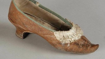 Sepatu Marie Antoinette yang Hilang Saat Dia Tersandung Menaiki Tangga Menuju Guillotine Pada Pagi Hari Eksekusinya, 16 Oktober 1793 Foto: Boredpanda