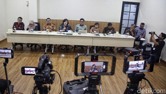 Komnas HAM Beberkan Tingginya Pengaduan HAM di 2023 Ketua Komnas HAM Atnike Nova Sigiro (keempat kanan) bersama 7 komisioner Komnas HAM memaparkan catatan penegakan hak asasi manusia (HAM) sepanjang 2023 di Kantor Komnas HAM, Jl Latuharhary, Jakarta, Kamis (25/1/2024). Komnas HAM mencatat sebanyak 2.753 dugaan pelanggaran HAM dari 5.301 pengaduan sepanjang 2023 yang meliputi pelanggaran HAM berat, permasalahan HAM di Papua, konflik Agraria, perlindungan hak kelompok rentan dan marjinal, serta kebebasan beragama dan berkeyakinan. Selain Ketua Komnas HAM, hadir pula para komisoner Komnas HAM antara lain Saurlin P Siagian, Putu Elvina, Uli Parulian Sihombing, dan Anis Hidayah.