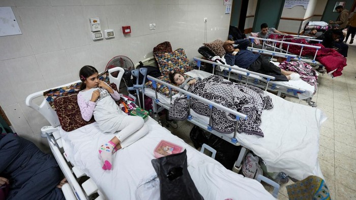 Palestinians wounded in Israeli strikes lie on beds as displaced people shelter at Shuhada Al-Aqsa Hospital, amid the ongoing conflict between Israel and Hamas, in Deir Al-Balah in the central Gaza Strip, January 3, 2024. REUTERS/Mohammed Al-Masri