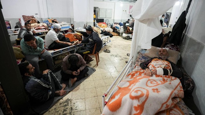 Palestinians wounded in Israeli strikes lie on beds as displaced people shelter at Shuhada Al-Aqsa Hospital, amid the ongoing conflict between Israel and Hamas, in Deir Al-Balah in the central Gaza Strip, January 3, 2024. REUTERS/Mohammed Al-Masri