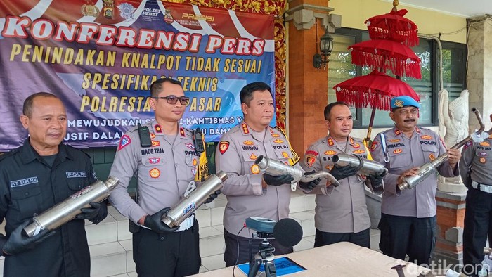 Konferensi pers penindakan knalpot brong di Mapolresta Denpasar, Kamis, (25/1/2024)