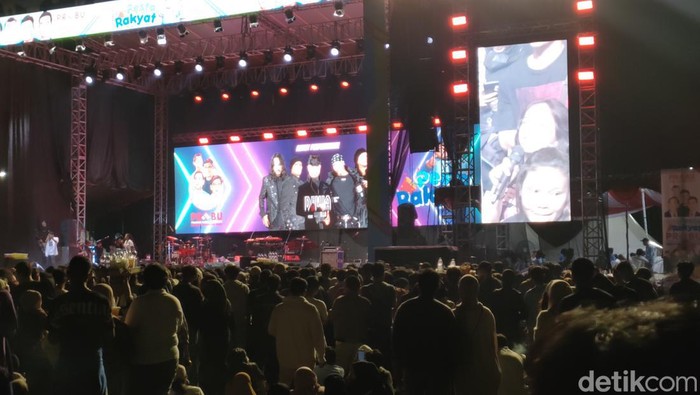 Suasana konser Dewa19 di Detjolomadu, Karanganyar, Kamis (25/1/2024)