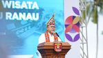 Kunjungi Danau Ranau, Zulhas Disambut Prosesi Adat Lampung Barat