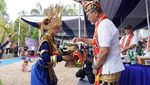 Kunjungi Danau Ranau, Zulhas Disambut Prosesi Adat Lampung Barat
