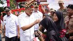 Kunjungi Danau Ranau, Zulhas Disambut Prosesi Adat Lampung Barat