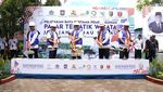 Kunjungi Danau Ranau, Zulhas Disambut Prosesi Adat Lampung Barat
