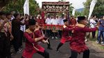 Kunjungi Danau Ranau, Zulhas Disambut Prosesi Adat Lampung Barat