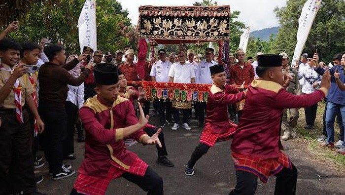 Kunjungi Danau Ranau, Zulhas Disambut Prosesi Adat Lampung Barat Menteri Perdagangan (Mendag) Zulkifli Hasan disambut meriah oleh Tarian Silek dan musik Baharak khas adat Lampung Barat pada Kamis, (25/1). Momen Zulhas diarak tersebut berlangsung saat dirinya dijadwalkan memimpin peletakan batu pertama Pasar Tematik Wisata Danau Ranau, Lumbok Seminung, Provinsi Lampung.