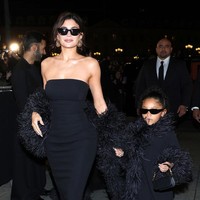 Tiba di lokasi, keduanya langsung disambut para fans yang bersorak serta kumpulan fotografer yang meneriakkan nama mereka. Duo ibu-anak ini bersolek dengan gaya kembaran dalam balutan look serba hitam. (Foto: Jacopo Raule/Getty Images)