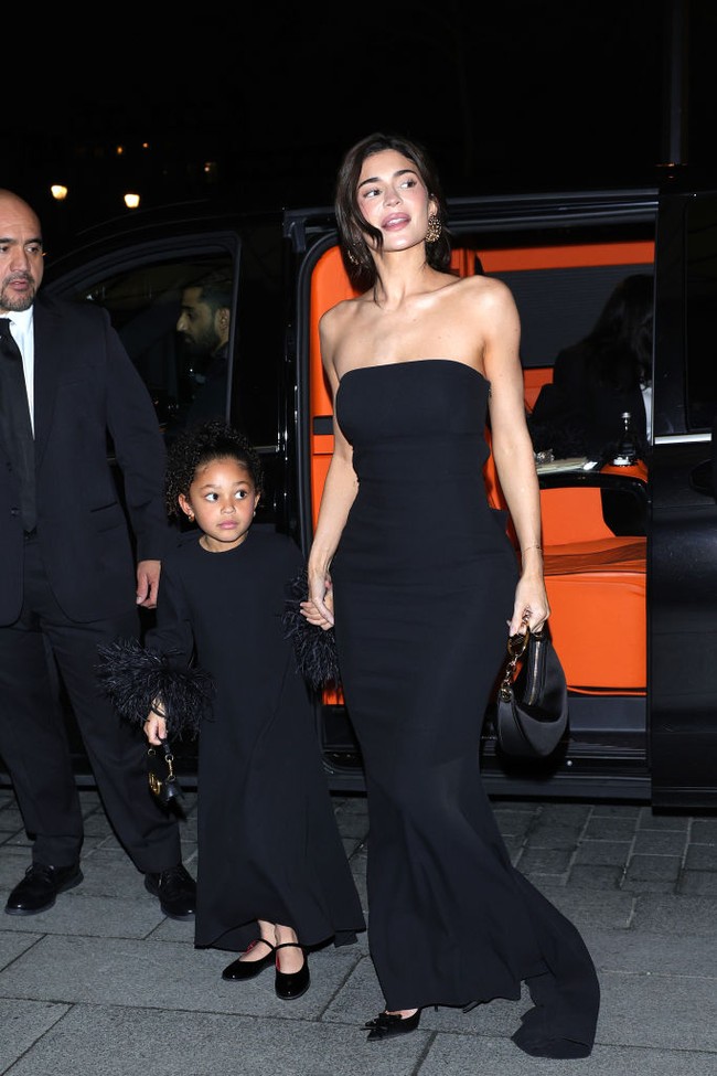 Setelah menghadiri presentasi koleksi adibusana buah kolaborasi Jean Paul Gaultier dan Simone Rocha, kekasih aktor Timothee Chalamet ini muncul di peragaan Maison Valentino yang berlangsung di Salons of Valentino Place Vendôm, Paris, Prancis, pada Rabu (24/1/2024). Kali ini, ia ditemani sang putri, Stormi Webster. (Foto: Jacopo Raule/Getty Images)