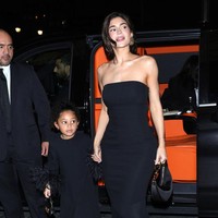 Setelah menghadiri presentasi koleksi adibusana buah kolaborasi Jean Paul Gaultier dan Simone Rocha, kekasih aktor Timothee Chalamet ini muncul di peragaan Maison Valentino yang berlangsung di Salons of Valentino Place Vendôm, Paris, Prancis, pada Rabu (24/1/2024). Kali ini, ia ditemani sang putri, Stormi Webster. (Foto: Jacopo Raule/Getty Images)