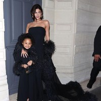 Tentu ini bukan kali pertama mereka bergaya kembaran. Hadir di pesta Jean Paul Gaultier tahun lalu, keduanya bersolek dengan gaun berwarna kulit yang dihiasi detail bunga mawar. (Foto: GC Images/MEGA)