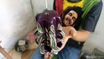 Melihat Pembuatan Lilin Ukir Jelang Imlek