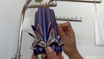 Melihat Pembuatan Lilin Ukir Jelang Imlek