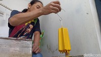 Proses pewarnaan membutuhkan waktu 10 menit sebelum dilakukan proses ukir. proses pembuatan lilin ukir sama dengan biasanya. Perbedaannya terdapat pada proses pewarnaan, dan membuat layer warna. 