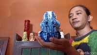 Perajin sedang menunjukan lilir yang sudah dilakukan proses ukir dan siap dikirim ke pemesan.