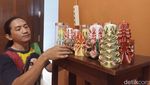 Melihat Pembuatan Lilin Ukir Jelang Imlek