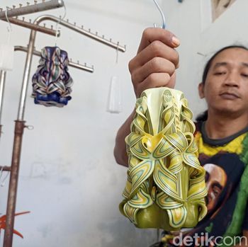 Pengerajin lilin ukiran asal Blitar kebanjiran order dari luar daerah menjelang tahun baru Imlek, Kamis (25/1/2024).