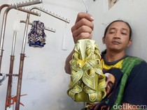 Melihat Pembuatan Lilin Ukir Jelang Imlek