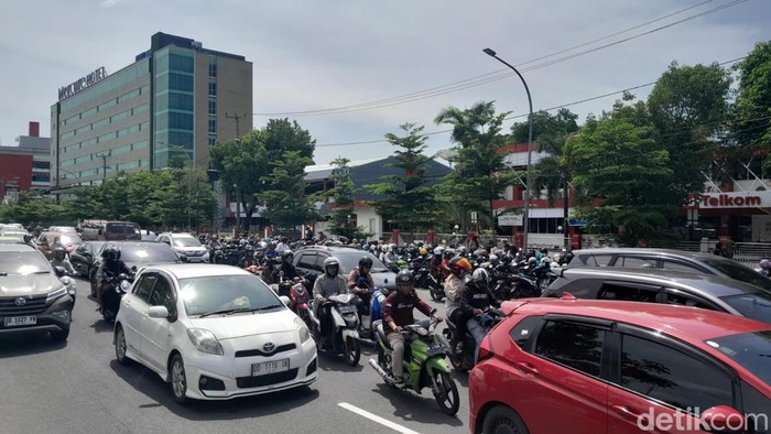 Macet di depan Hotel Claro Makassar Jalan AP Pettarani.