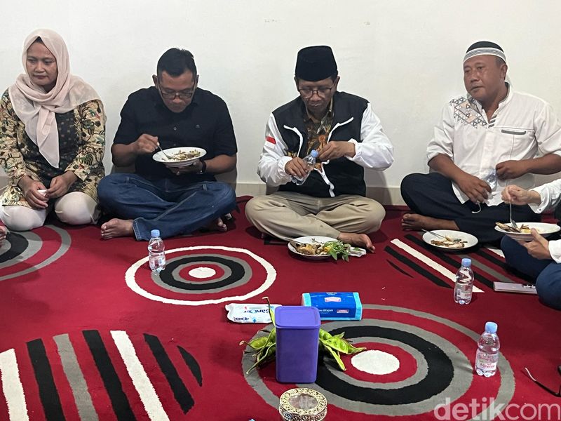 Mahfud Md makan di rumah warga di Lampung. (Rumondang Naibaho/detikcom)