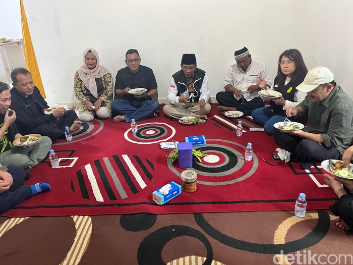 Mahfud Md makan di rumah warga di Lampung. (Rumondang Naibaho/detikcom)