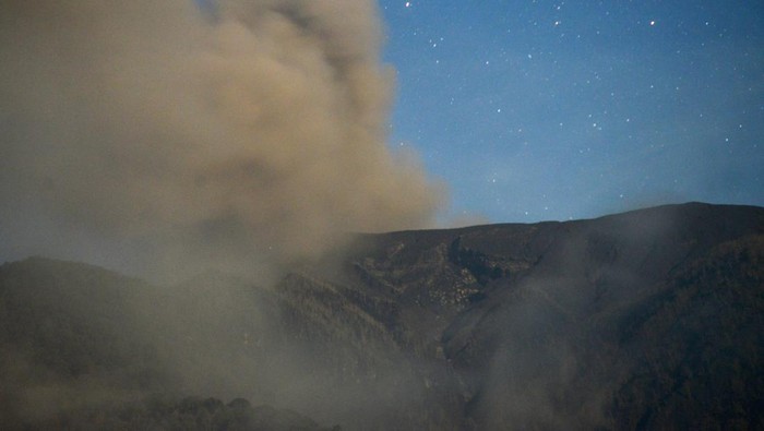 Masa siaga darurat Marapi diperpanjang Warga memindahkan mobilnya saat Gunung Marapi mengeluarkan abu vulkanik di Tabek Gadang, Batang Silasiah, Nagari Bukik Batabuah, Agam, Sumatera Barat, Kamis (25/1/2024). Pemerintah setempat memperpanjang masa siaga darurat erupsi gunung Marapi hingga satu bulan mendatang atau sampai 24 Februari 2024. ANTARA FOTO/Iggoy el Fitra/foc.