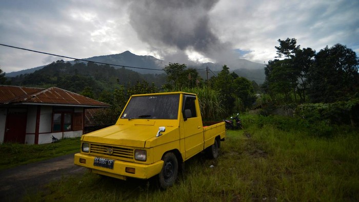 Warga memindahkan mobilnya saat Gunung Marapi mengeluarkan abu vulkanik di Tabek Gadang, Batang Silasiah, Nagari Bukik Batabuah, Agam, Sumatera Barat, Kamis (25/1/2024). Pemerintah setempat memperpanjang masa siaga darurat erupsi gunung Marapi hingga satu bulan mendatang atau sampai 24 Februari 2024. ANTARA FOTO/Iggoy el Fitra/foc.