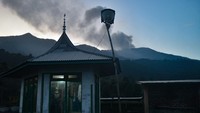 Marapi mengalami erupsi pertama kali pada 3 Desember 2023 silam atau sudah lebih dari satu bulan. Letusan tersebut menyebabkan 24 orang pendaki yang sedang melakukan aktivitas di puncak gunung meninggal dunia. Sejak saat itu, erupsi tidak pernah berhenti hingga kini.