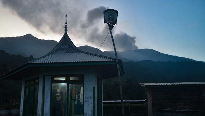 Masa siaga darurat Marapi diperpanjang Warga memindahkan mobilnya saat Gunung Marapi mengeluarkan abu vulkanik di Tabek Gadang, Batang Silasiah, Nagari Bukik Batabuah, Agam, Sumatera Barat, Kamis (25/1/2024). Pemerintah setempat memperpanjang masa siaga darurat erupsi gunung Marapi hingga satu bulan mendatang atau sampai 24 Februari 2024. ANTARA FOTO/Iggoy el Fitra/foc.