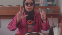 Di waktu senggangnya Melly Goeslaw memanfaatkan untuk kulineran ke pasar. Ia dengan sabar mengantre untuk surabi yang populer di Pasar Cihapit, Bandung. Foto: Instagram/melly_goeslaw