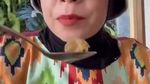 Melly Goeslaw Asyik Blusukan Demi Kopi hingga Makan Surabi
