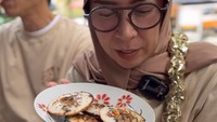 Tak hanya itu, Melly Goeslaw juga memesan seporsi surabi yang lembut. Surabi dengan topping oncom menjadi menu yang mengenyangkan perutnya. Foto: Instagram/melly_goeslaw