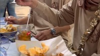 Dirinya juga paling senang blusukan untuk mencicipi makanan enak. Salah satunya ketika mendapat kesempatan sarapan kupat tahu yang ngeunah! Foto: Instagram/melly_goeslaw