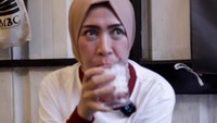 Menjadi salah satu caleg membuat Melly Goeslaw lebih dekat dengan masyarakat. Ia rutin membantu UMKM terutama kafe-kafe kecil. Foto: Instagram/melly_goeslaw