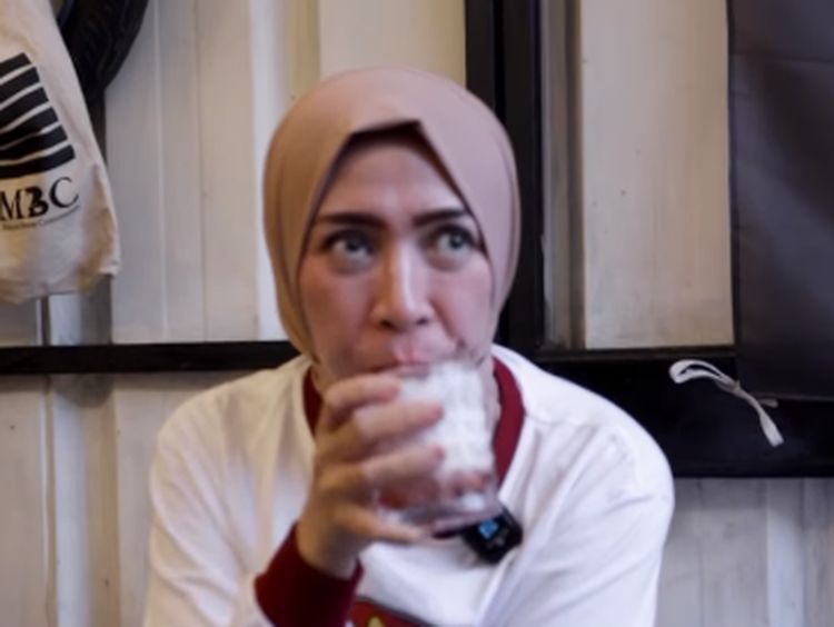 Melly Goeslaw Asyik Blusukan Demi Kopi hingga Makan Surabi
