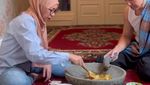 Melly Goeslaw Asyik Blusukan Demi Kopi hingga Makan Surabi