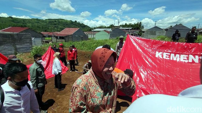 Mensos Risma saat mengunjungi korban longsor di Sukabumi.