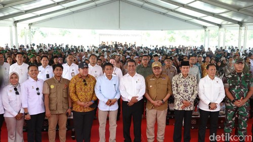 Menteri Pertanian Andi Amran Sulaiman saat menghadiri acara Gerakan Akselerasi Pangan yang dihadiri ribuan penyuluh pertanian di Kantor Bupati Lombok Tengah, Kamis (25/1/2024).