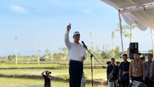 Menteri Pertanian Andi Amran Sulaiman saat menghadiri acara gerakan tanam padi di Desa Batujai, Lombok Tengah, NTB, pada Kamis (25/1/2024).