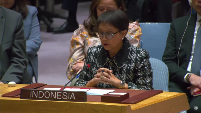Retno MarsudiSeperti Sri Mulyani, Retno Marsudi juga sudah berpengalaman sebagai menteri. Ia dipercaya untuk memegang bidang yang sama seperti sebelumnya. Menjadi wanita pertama yang menjabat Menteri Luar Negeri sebelumnya berpengalaman sebagai seorang duta besar. Ia telah meraih berbagai penghargaan, termasuk Agen Perubahan dari PBB di bidang Kesetaraan Gender dan Pemberdayaan Perempuan. Foto: dok. tangkapan layar YouTube PBB