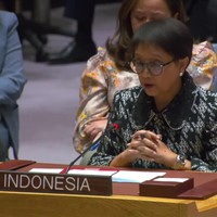 Retno MarsudiSeperti Sri Mulyani, Retno Marsudi juga sudah berpengalaman sebagai menteri. Ia dipercaya untuk memegang bidang yang sama seperti sebelumnya. Menjadi wanita pertama yang menjabat Menteri Luar Negeri sebelumnya berpengalaman sebagai seorang duta besar. Ia telah meraih berbagai penghargaan, termasuk Agen Perubahan dari PBB di bidang Kesetaraan Gender dan Pemberdayaan Perempuan. Foto: dok. tangkapan layar YouTube PBB