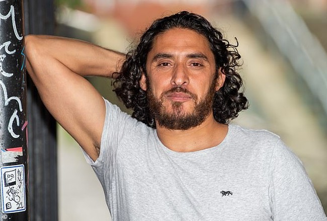 Angela mengungkap trik yang dipakai Mohamed untuk menggaet wanita paruh baya yang sudah janda. Dia dihujani dengan pujian dan membelikannya bunga. Selama hubungan mereka yang hanya beberapa bulan itu, Angela mengatakan bahwa dia sudah mengeluarkan uang hingga 5.000 poundsterling atau sekitar Rp 99 juta. Foto: dok. Facebook