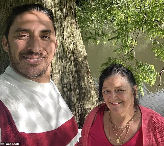 Setelah cerai dari Iris, Mohamed kemudian menjalin asmara dengan wanita 61 tahun bernama Angela Roger. Nyatanya, Mohamed telah menjalin asmara diam-diam dengan Angela saat masih menikah dengan Iris. Foto: dok. Facebook