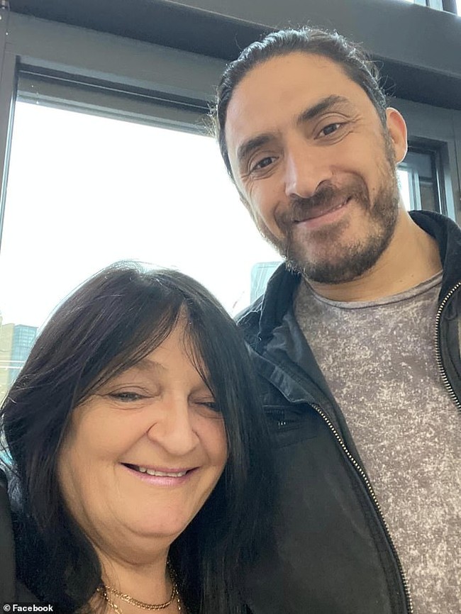 Kini, Angela  mengaku bahwa dia dimanfaatkan oleh Mohamed. Dia memilih untuk putus dari Mohamed. “Dia ‘tukang porot’ yang jelas-jelas menginginkan sesuatu dari wanita tua. Aku tidak ingin dia menyakiti wanita lainnya,” ungkap Angela, seperti dikutip dari Daily Mail.Foto: dok. Facebook