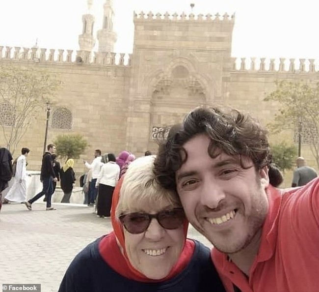 Mohamed Ibrahim, pria mesir 39 tahun ini viral setelah menikahi Iris Jones, wanita Inggris 83 tahun. Dia kemudian bercerai dari Iris dan mengatakan bahwa dia diperlakukan sebagai ‘pelacur’ oleh Iris. Foto: dok. Facebook