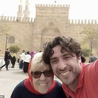 Mohamed Ibrahim, pria mesir 39 tahun ini viral setelah menikahi Iris Jones, wanita Inggris 83 tahun. Dia kemudian bercerai dari Iris dan mengatakan bahwa dia diperlakukan sebagai ‘pelacur’ oleh Iris. Foto: dok. Facebook